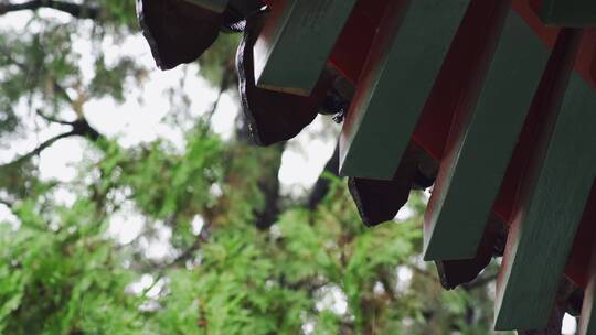 古建筑屋檐雨滴