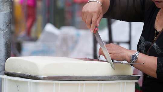 豆腐传统工艺妇女手工切豆腐早市豆腐特写