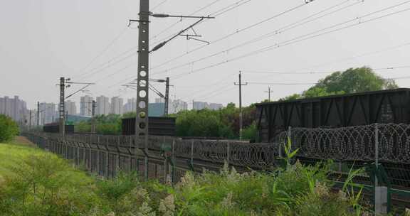 铁路沿线景观及周边绿植和城市建筑