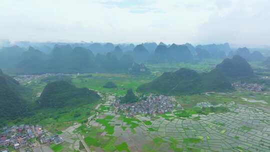 航拍桂林山水喀斯特峰林田园风光