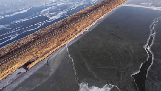 冬季河堤岸上行驶的汽车航拍视频素材模板下载