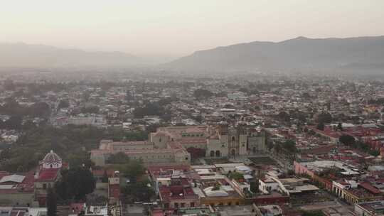 清晨，天线正飞向墨西哥瓦哈卡的圣多明戈寺