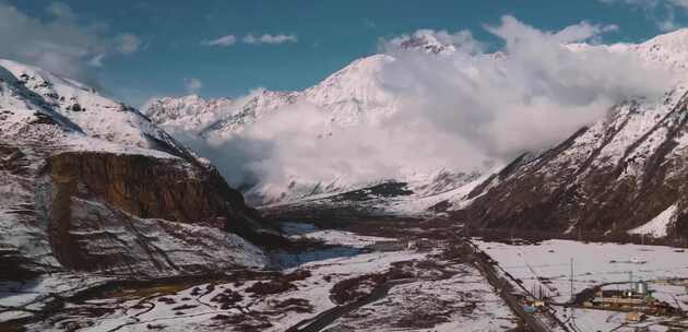 白雪覆盖的山脉的无人机镜头