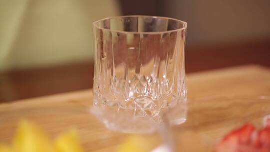 玻璃杯倒果汁 (1)视频素材模板下载