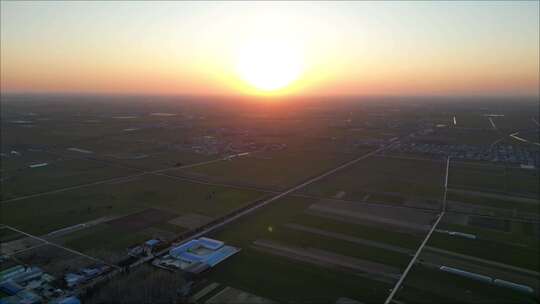 夕阳下的乡村小镇俯瞰全景