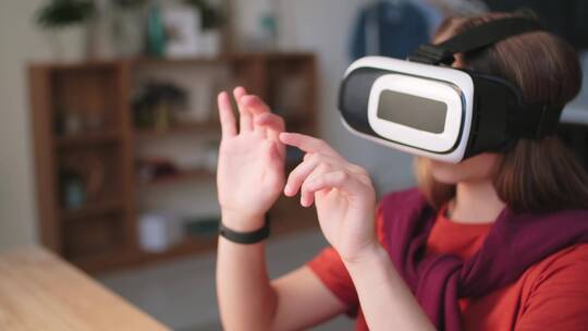 一个女孩戴着虚拟现实游戏头戴
