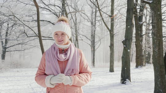 雪天女人在公园散步