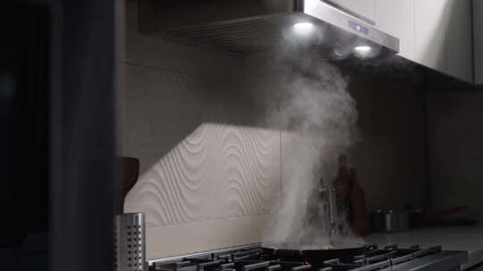 厨房灶台烹饪冒烟场景