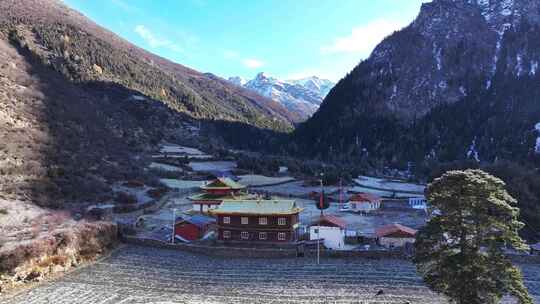 航拍四川阿坝岷山脚下上纳咪村上呐米寺