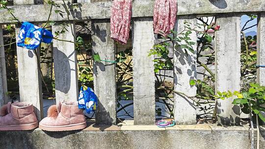 南方农村小院栏杆午后晾晒衣物鞋子微风