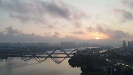 南阳城市育阳桥上早上的太阳