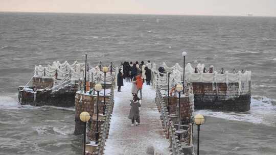 威海金海湾栈桥结冰与海浪拍打