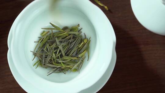 绿茶茶叶下落到盖碗里