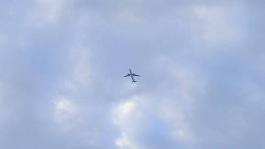 飞机飞过头顶蓝天视频素材模板下载
