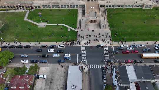 学生被解雇离开美国公立学校。警察保护学校