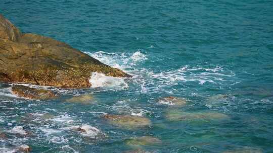 海南早晨海岛日出大海海浪拍打礁石