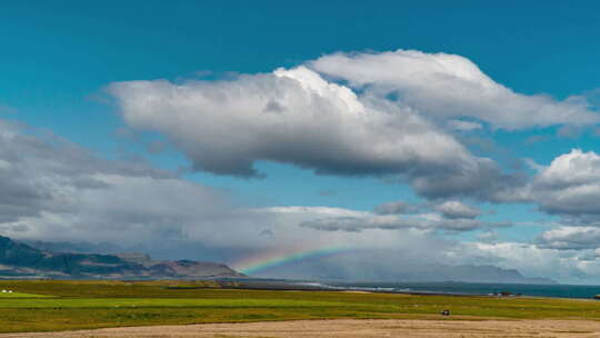 冰岛海岸上空的云和彩虹