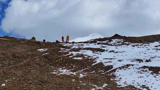 航拍垭口观看贡嘎山区雪山群峰的徒步旅行者