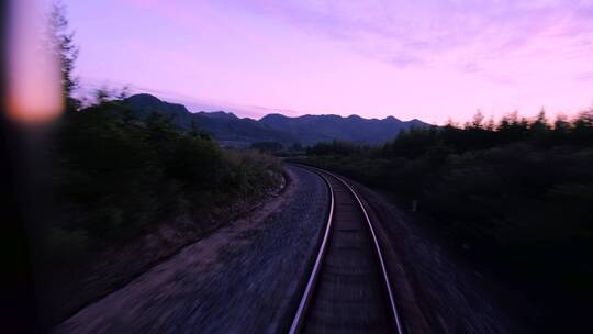 火车尾窗外铁路轨道夕阳晚霞风光