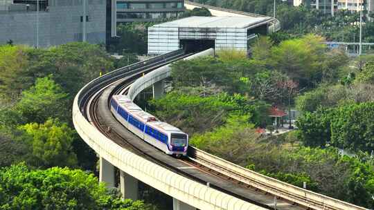 高架轨道上行驶的列车广州地铁六号线
