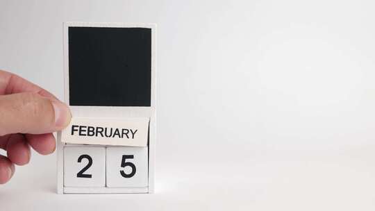 02.日期为2月25日的日历和设计师空间