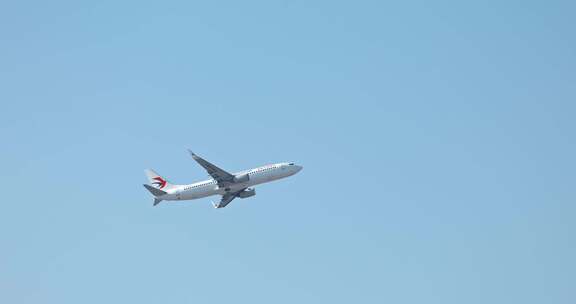 东方航空飞机在天空中飞行