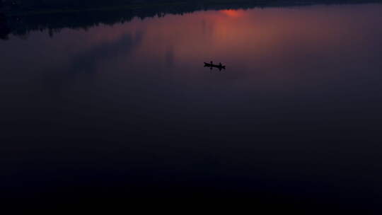 喀拉拉邦死水早晨景观，美丽的湖泊日出早晨