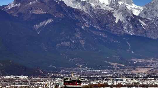 航拍云南丽江古城狮子山古城楼和雪山