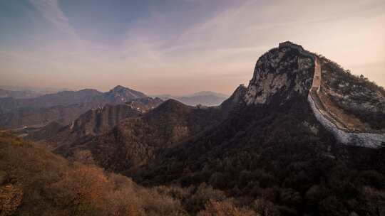 山峦间长城壮美全景