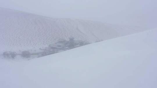 敦煌鸣沙山月牙泉冬天雪景航拍