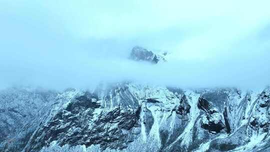 云雾缭绕的雪山自然风光全景