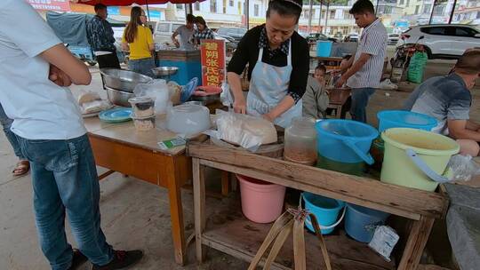 云南农贸市场小吃摊凉米粉制作视频素材模板下载