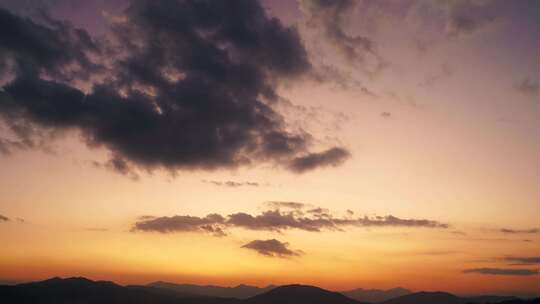 天空晚霞日落延时山峰傍晚唯美黄昏彩霞紫霞