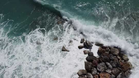 海浪到达岩石海岸的高角度视图