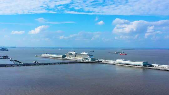 上海吴淞邮轮港码头黄浦江三江交汇碧海蓝天
