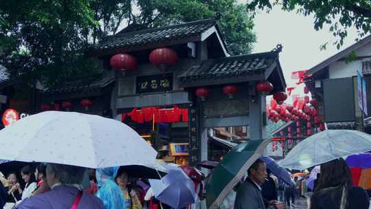 磁器口古镇下雨游客