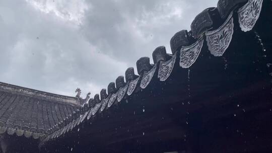 古建筑房檐，下雨的房檐视频素材模板下载