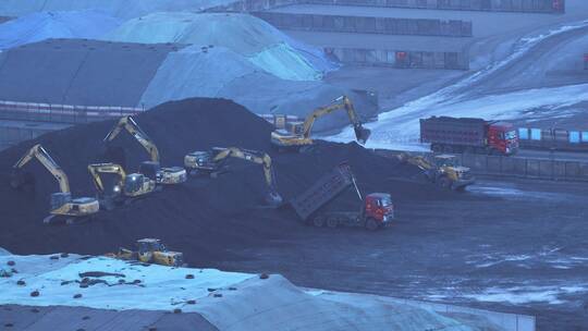 装卸作业煤炭矿石挖机运输广西钦州港视频素材模板下载