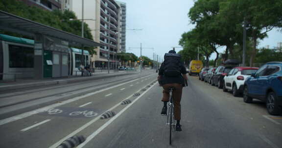 相机跟踪城市Bikelane上的通勤自行