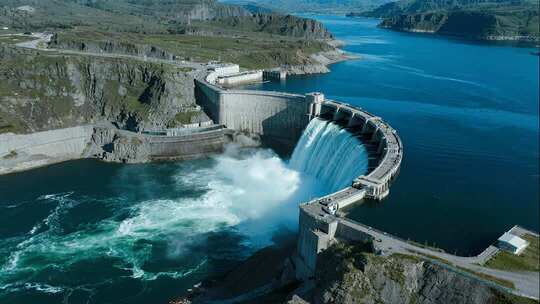 震撼航拍水电站大坝泄洪磅礴力量场景