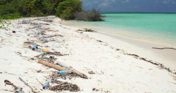 热带海洋海滩塑料垃圾污染。