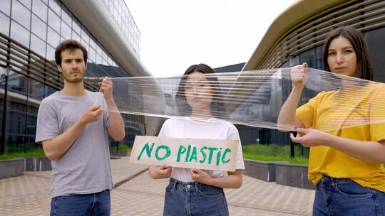 对塑料进行抗议的三个朋友