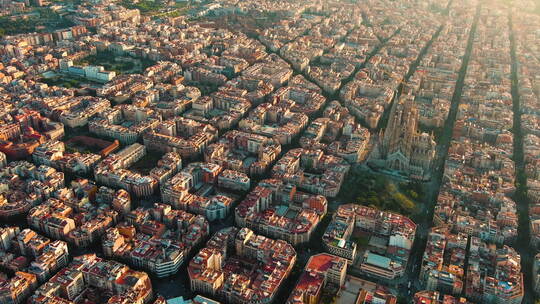 巴塞罗那城市天际线和圣家堂的鸟瞰图。Ei