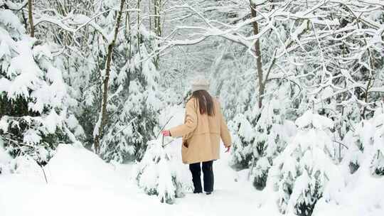 雪中行走的女人