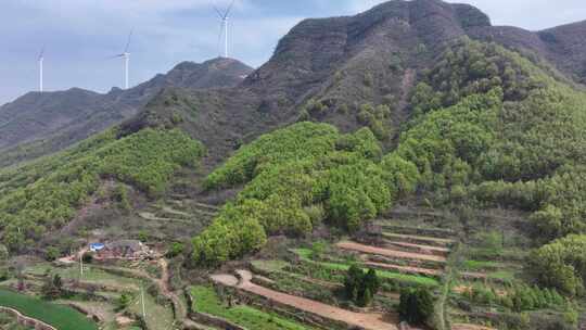 航拍春天山下小村庄