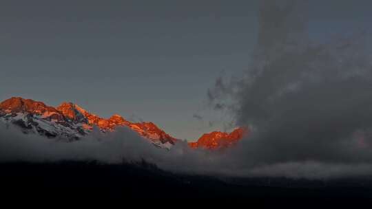 丽江玉龙雪山日照金山