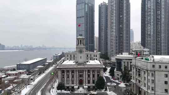 武汉航拍江汉关钟楼武汉关轮渡码头船雪景