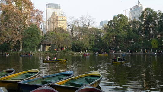 秋季成都人民公园里划船游玩的游客风景