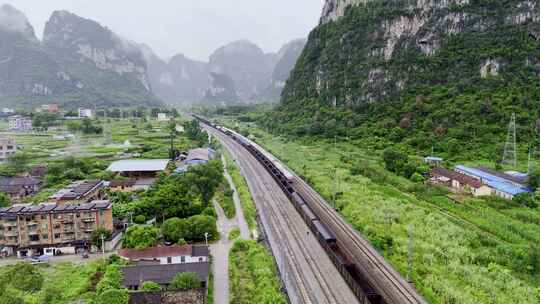 大山中行驶中的火车