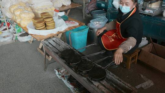 云南乡村赶集路边卖米浆粑粑荞饼摊贩